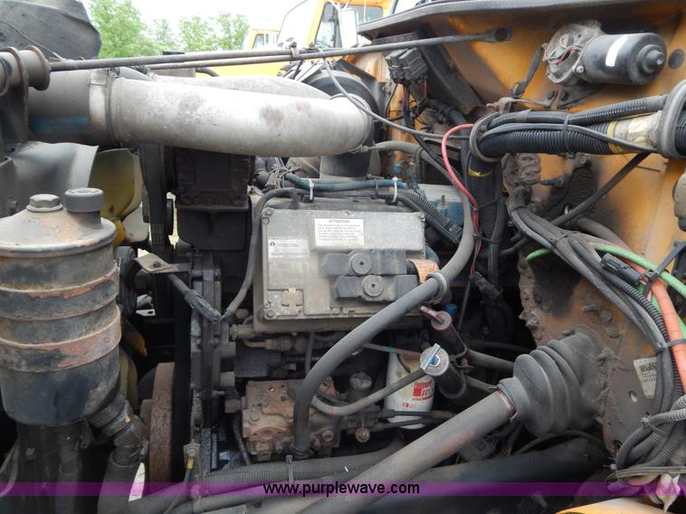 image for item H3380 2002 International 4900 dump truck