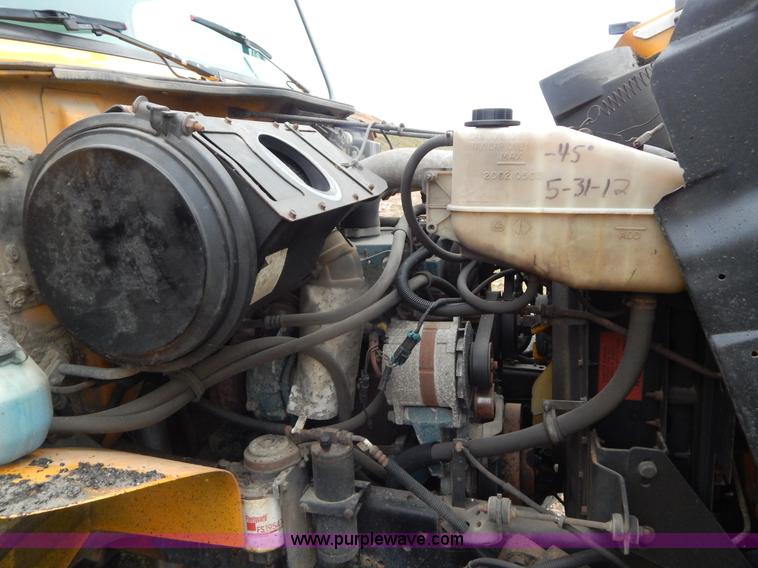 image for item H3380 2002 International 4900 dump truck