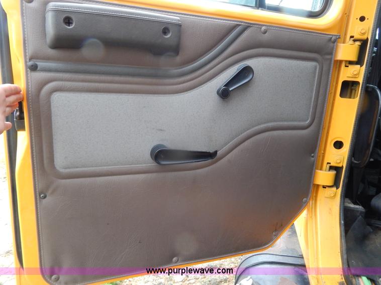 image for item H3380 2002 International 4900 dump truck