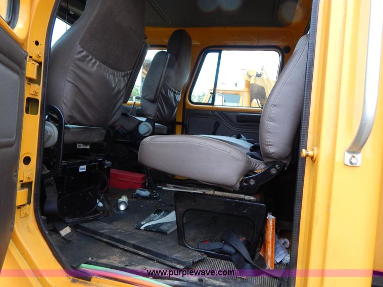 image for item H3380 2002 International 4900 dump truck