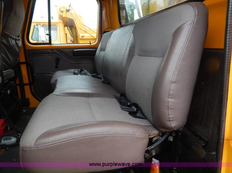 image for item H3380 2002 International 4900 dump truck