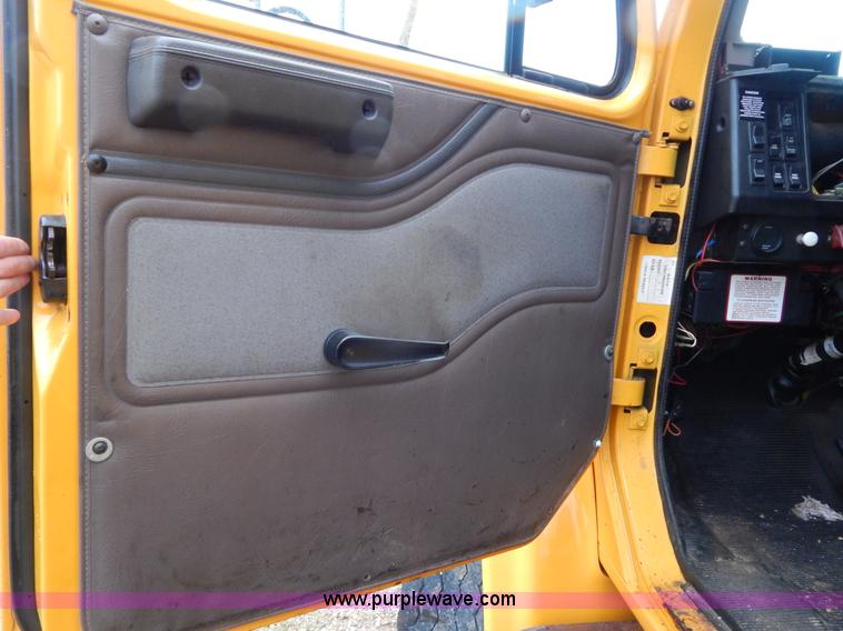 image for item H3380 2002 International 4900 dump truck