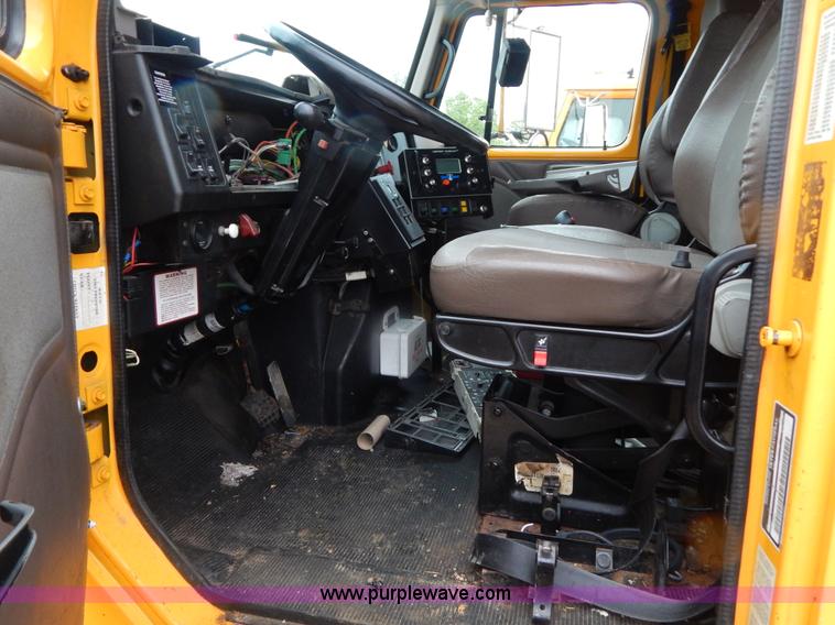 image for item H3380 2002 International 4900 dump truck