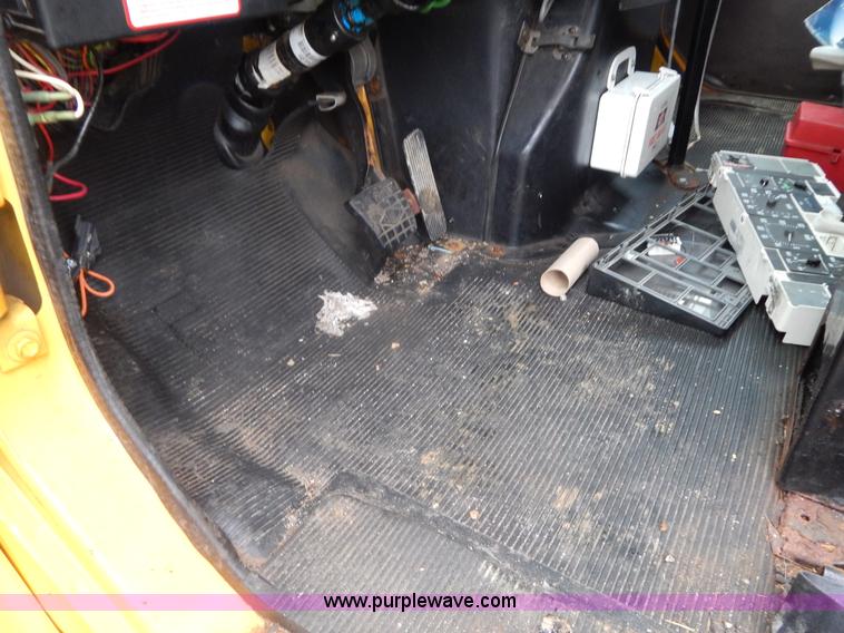 image for item H3380 2002 International 4900 dump truck