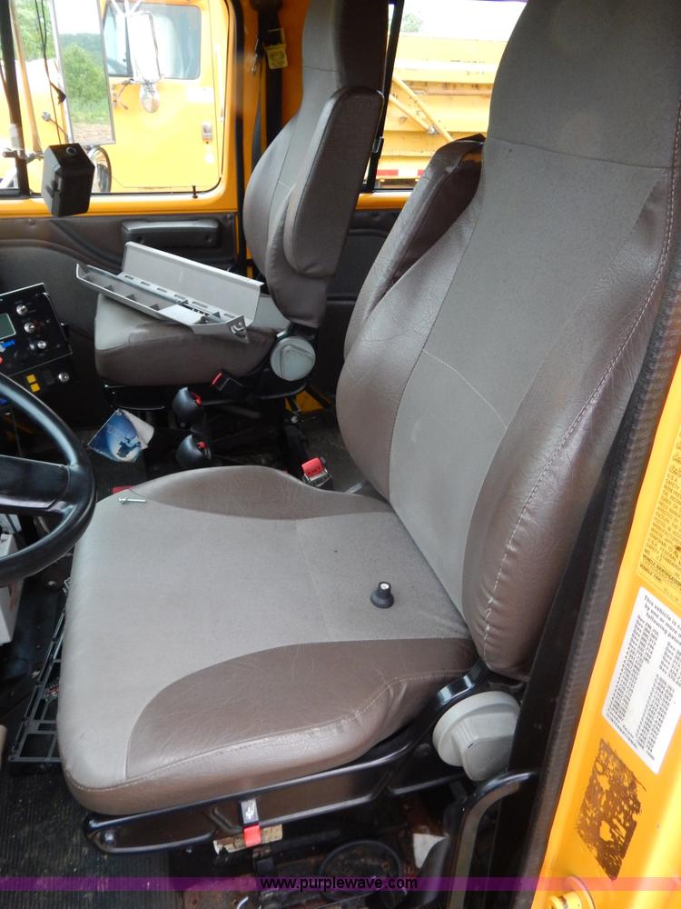 image for item H3380 2002 International 4900 dump truck