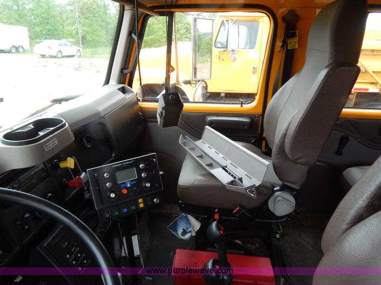 image for item H3380 2002 International 4900 dump truck