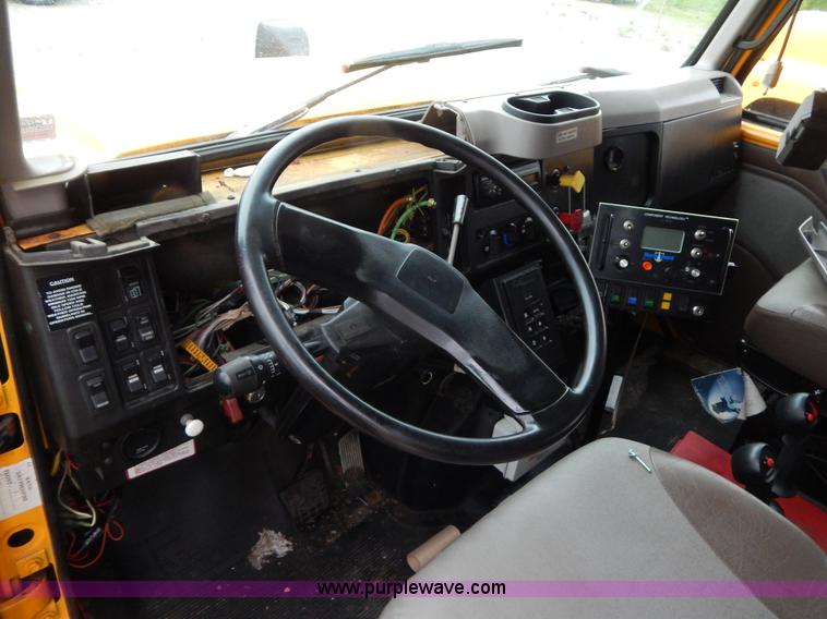 image for item H3380 2002 International 4900 dump truck