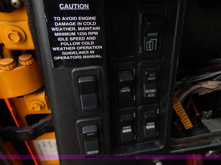 image for item H3380 2002 International 4900 dump truck