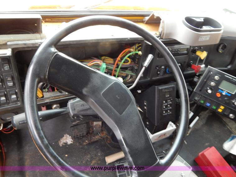 image for item H3380 2002 International 4900 dump truck