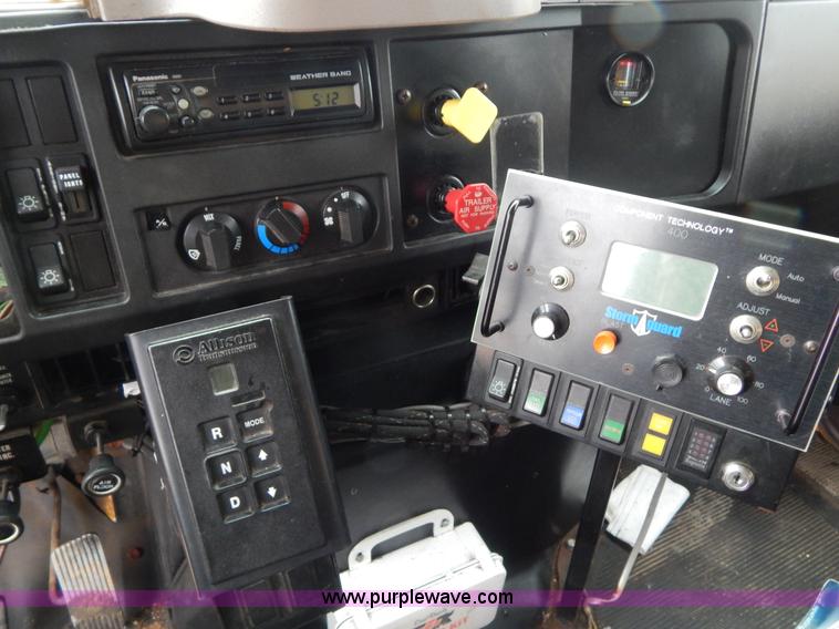 image for item H3380 2002 International 4900 dump truck