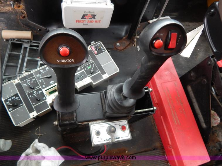 image for item H3380 2002 International 4900 dump truck