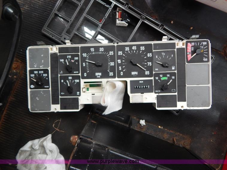 image for item H3380 2002 International 4900 dump truck