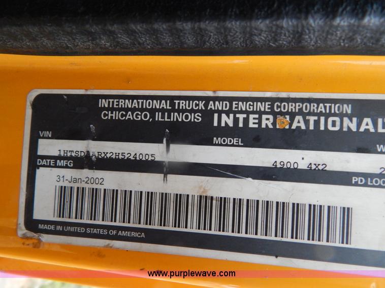 image for item H3380 2002 International 4900 dump truck