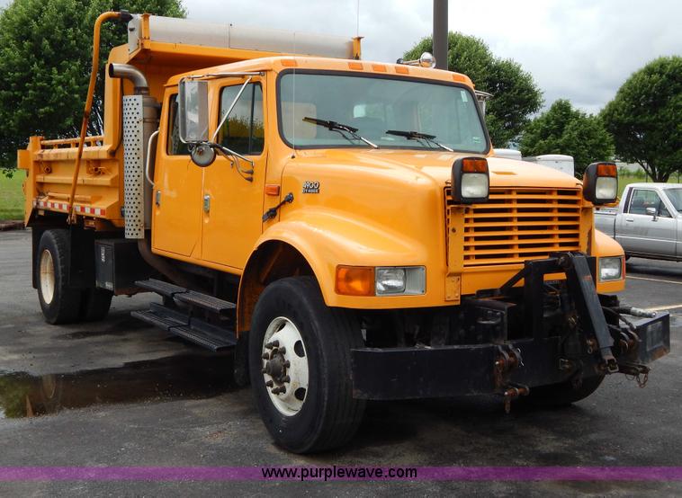 image for item H3386 2002 International 4900 Crew Cab dump truck