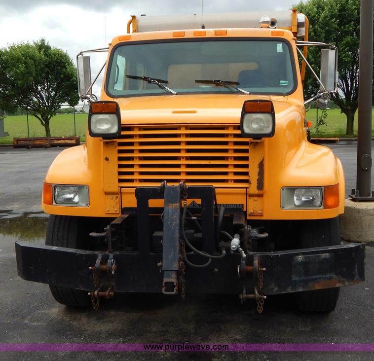 image for item H3386 2002 International 4900 Crew Cab dump truck