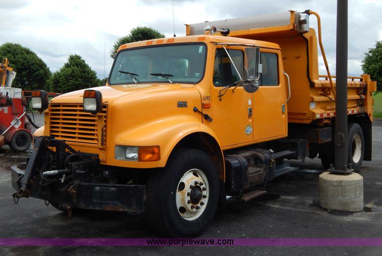 image for item H3386 2002 International 4900 Crew Cab dump truck