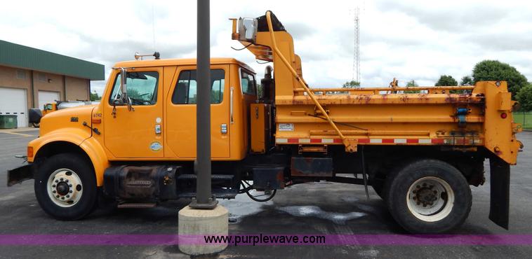 image for item H3386 2002 International 4900 Crew Cab dump truck