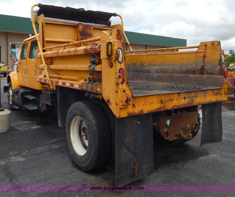 image for item H3386 2002 International 4900 Crew Cab dump truck
