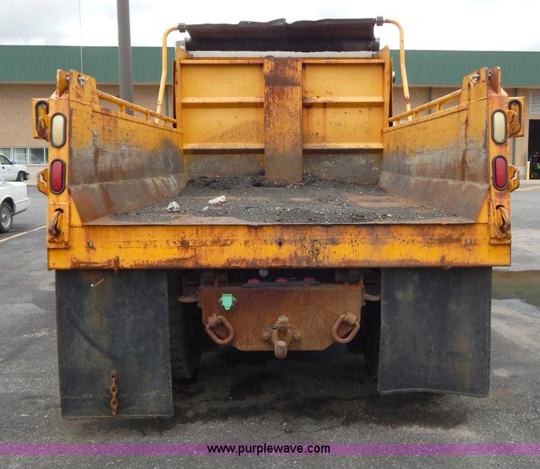 image for item H3386 2002 International 4900 Crew Cab dump truck