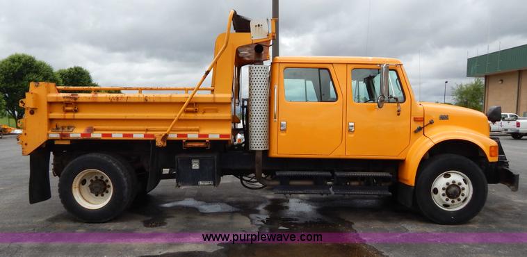 image for item H3386 2002 International 4900 Crew Cab dump truck