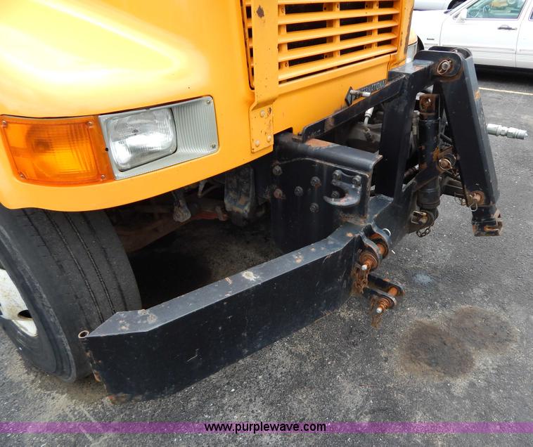 image for item H3386 2002 International 4900 Crew Cab dump truck