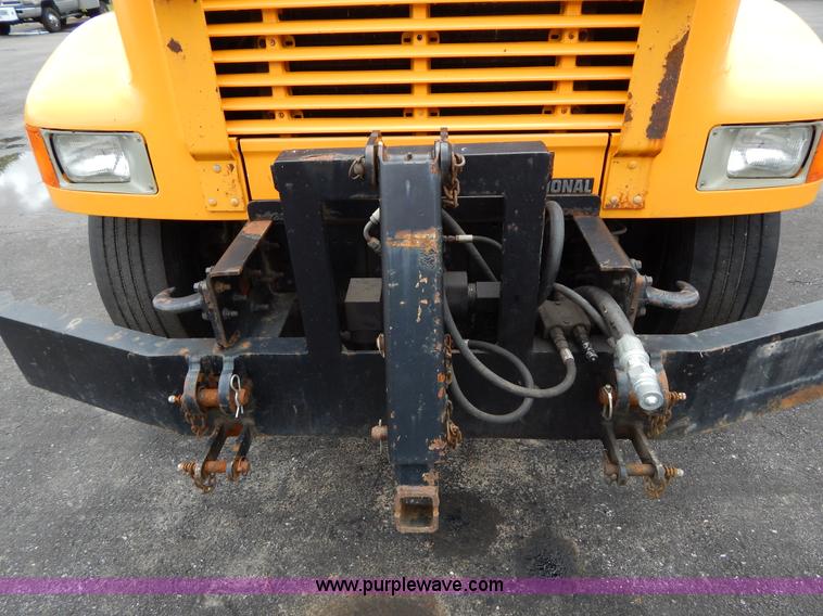 image for item H3386 2002 International 4900 Crew Cab dump truck