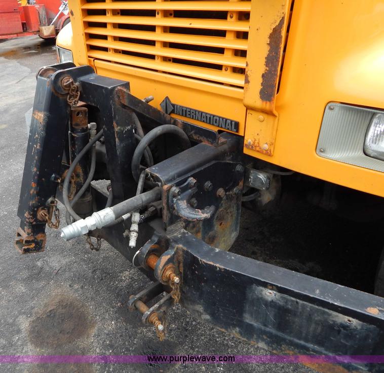 image for item H3386 2002 International 4900 Crew Cab dump truck