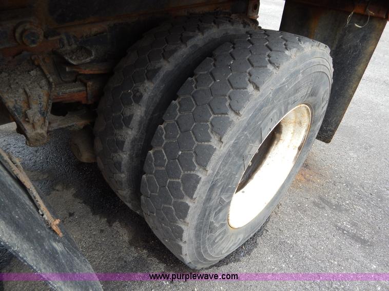 image for item H3386 2002 International 4900 Crew Cab dump truck