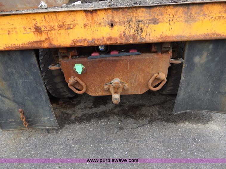 image for item H3386 2002 International 4900 Crew Cab dump truck