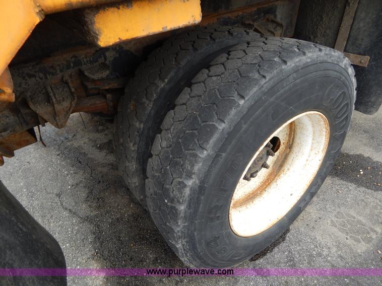 image for item H3386 2002 International 4900 Crew Cab dump truck