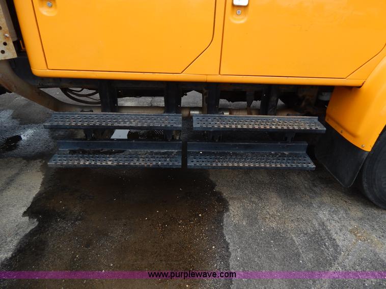 image for item H3386 2002 International 4900 Crew Cab dump truck