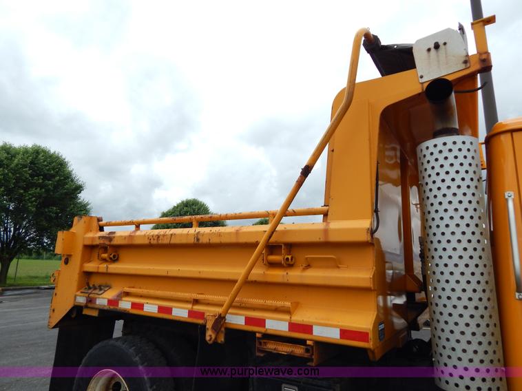 image for item H3386 2002 International 4900 Crew Cab dump truck