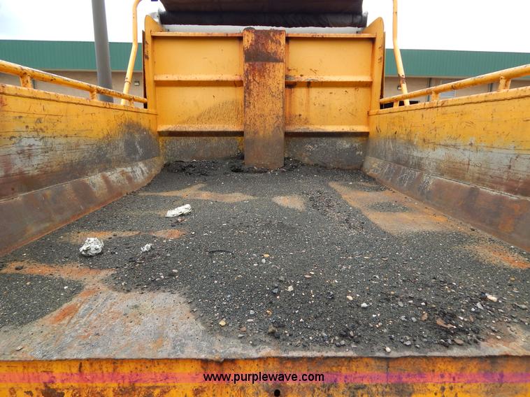 image for item H3386 2002 International 4900 Crew Cab dump truck