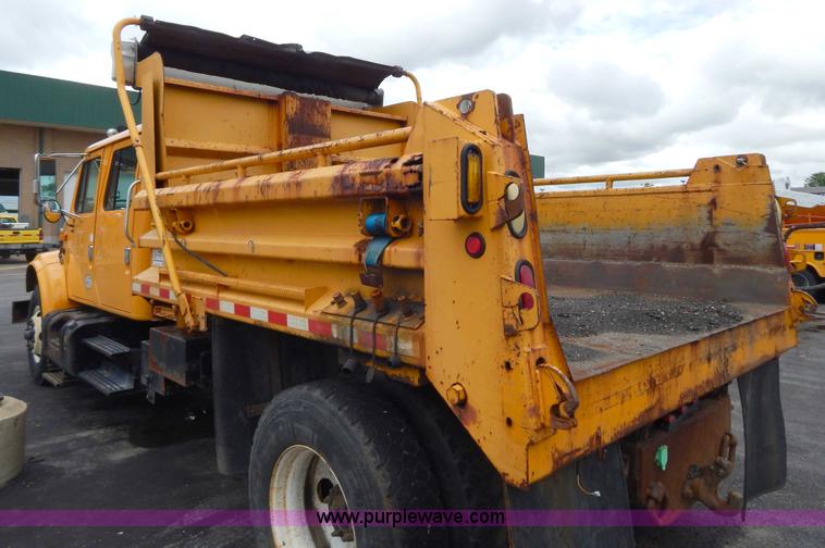 image for item H3386 2002 International 4900 Crew Cab dump truck
