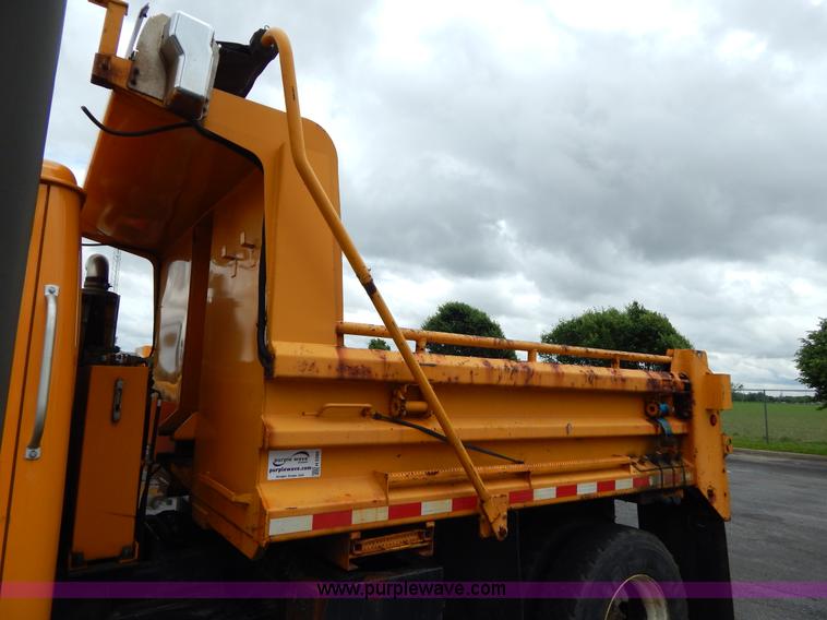 image for item H3386 2002 International 4900 Crew Cab dump truck