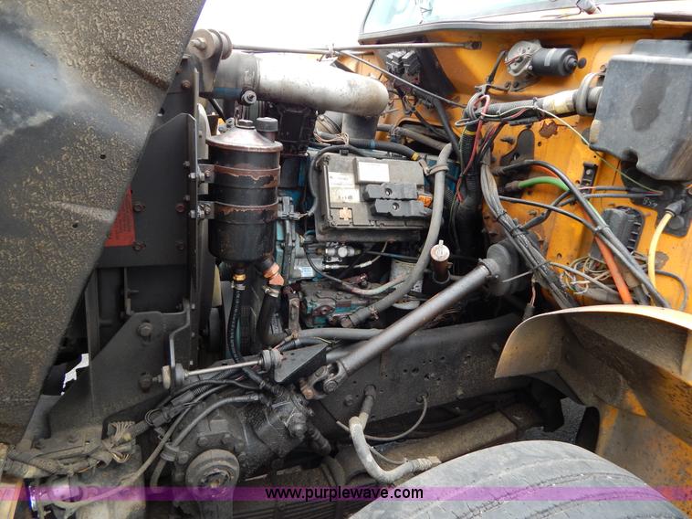 image for item H3386 2002 International 4900 Crew Cab dump truck