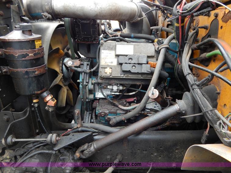 image for item H3386 2002 International 4900 Crew Cab dump truck