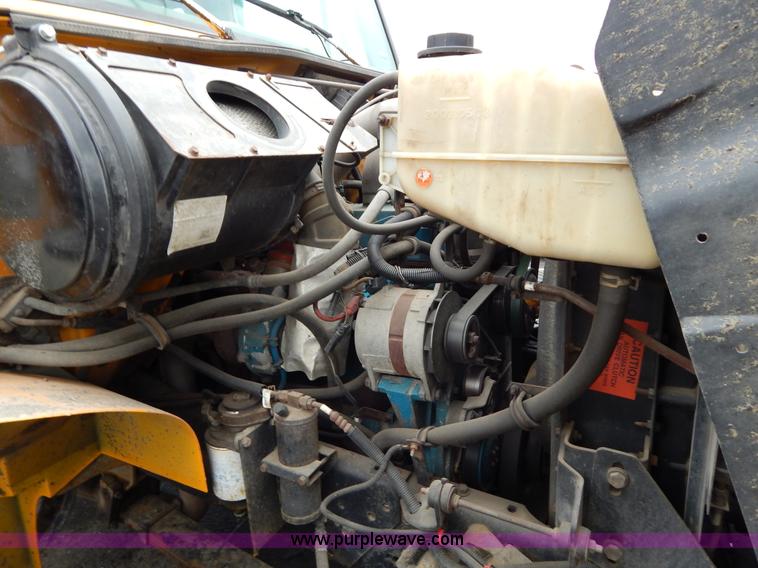 image for item H3386 2002 International 4900 Crew Cab dump truck