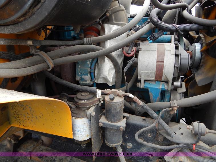 image for item H3386 2002 International 4900 Crew Cab dump truck