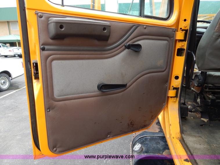 image for item H3386 2002 International 4900 Crew Cab dump truck