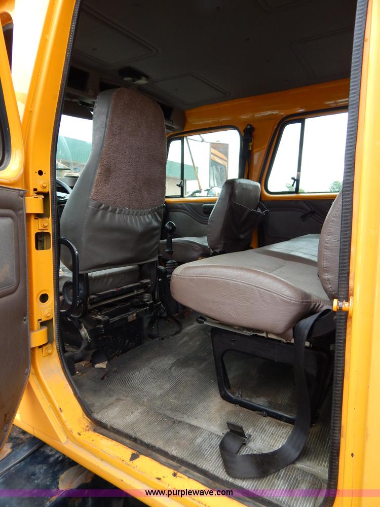 image for item H3386 2002 International 4900 Crew Cab dump truck