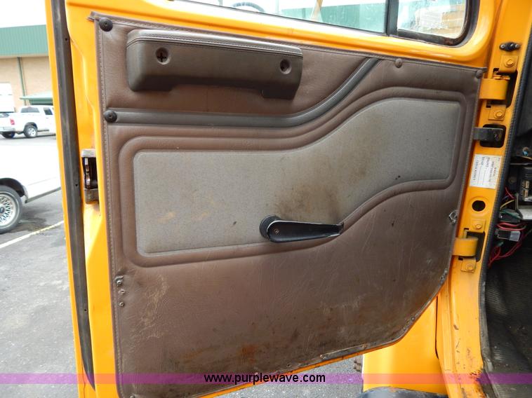 image for item H3386 2002 International 4900 Crew Cab dump truck