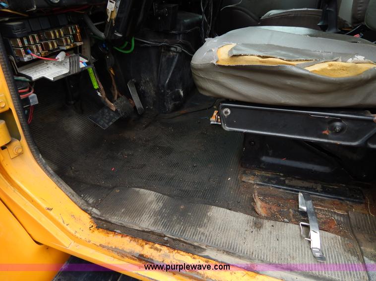 image for item H3386 2002 International 4900 Crew Cab dump truck