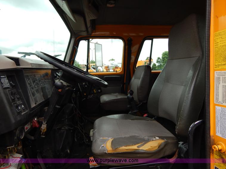 image for item H3386 2002 International 4900 Crew Cab dump truck