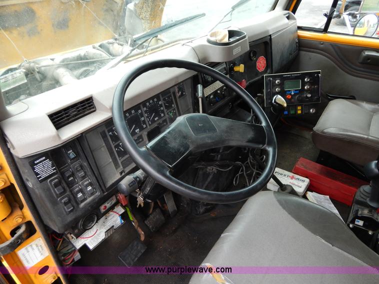 image for item H3386 2002 International 4900 Crew Cab dump truck