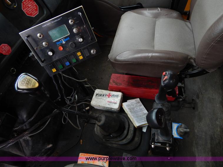 image for item H3386 2002 International 4900 Crew Cab dump truck