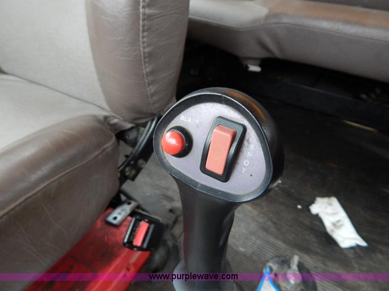 image for item H3386 2002 International 4900 Crew Cab dump truck