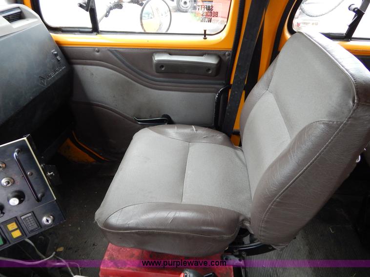 image for item H3386 2002 International 4900 Crew Cab dump truck