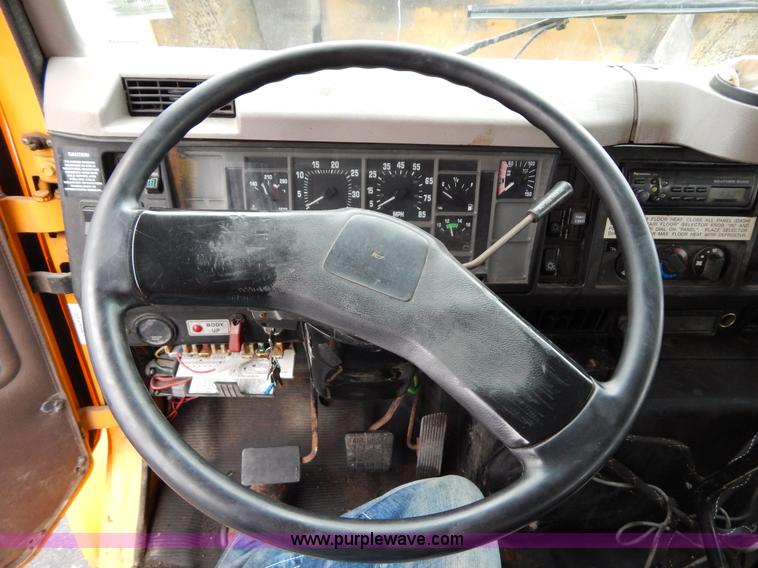 image for item H3386 2002 International 4900 Crew Cab dump truck