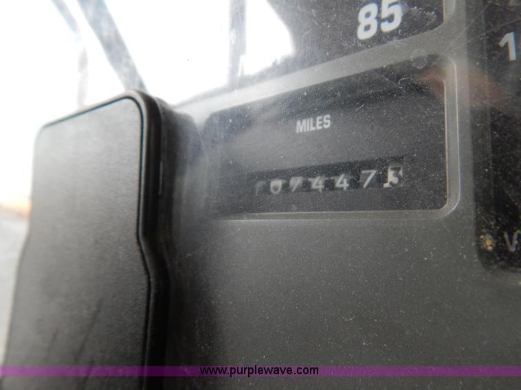 image for item H3386 2002 International 4900 Crew Cab dump truck